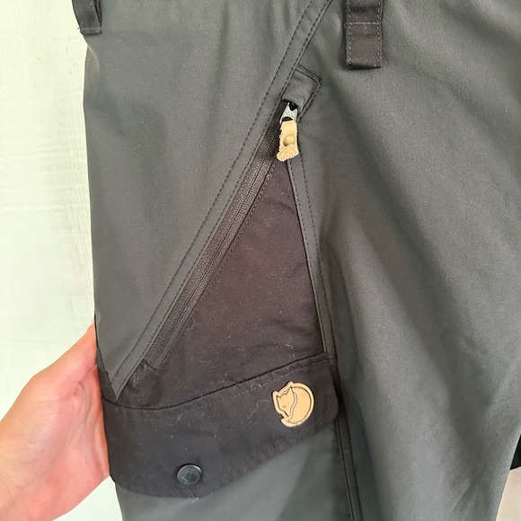 Fjall Raven Women’s Black Nikka Curve Outdoor Shorts - Picture 4 of 7